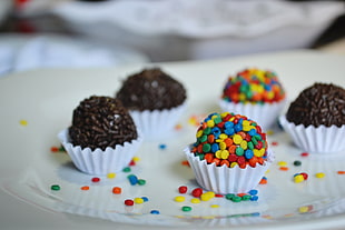 multicolored baked cupcakes in close-up photography