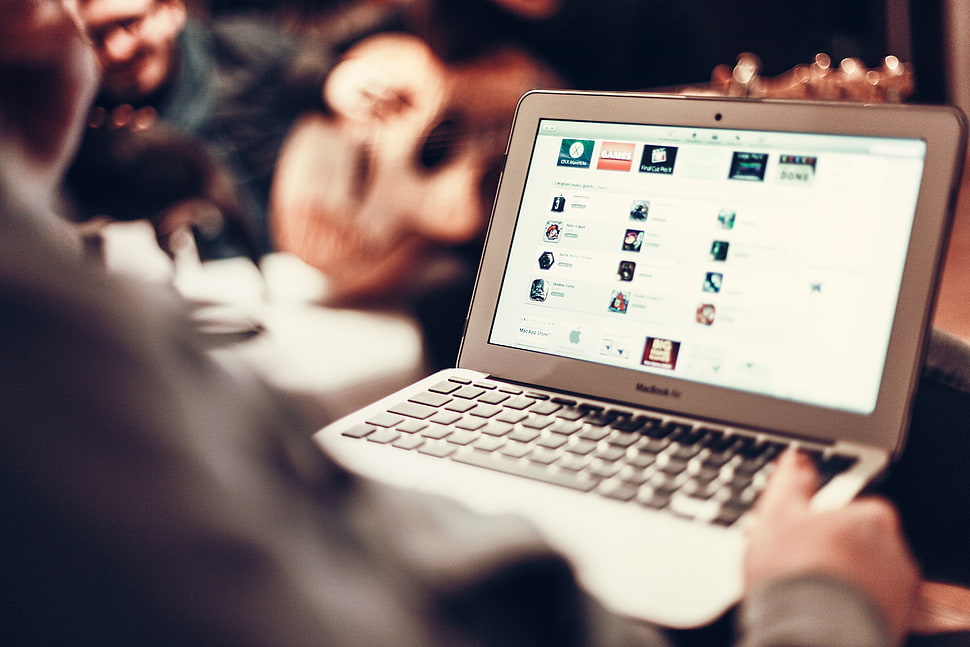 person surfing on laptop HD wallpaper