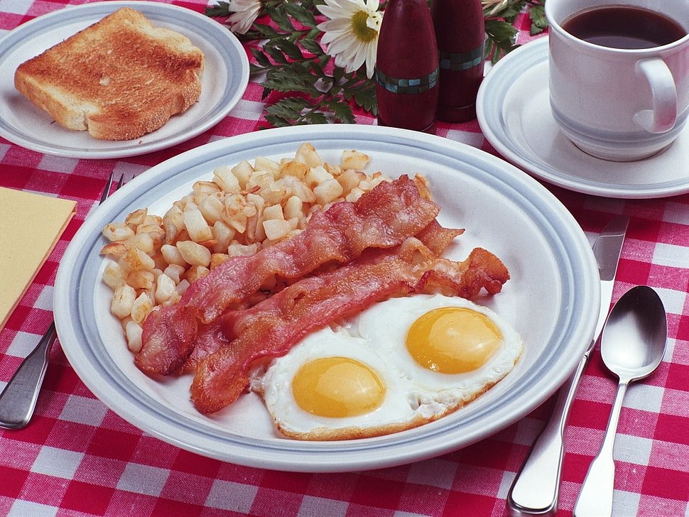 bacon with fried eggs on white ceramic plate HD wallpaper