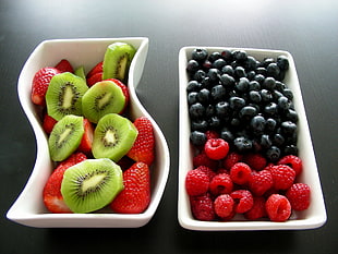 bowls of kiwifruits, strawberries, raspberry blackberry fruits closeup photography HD wallpaper