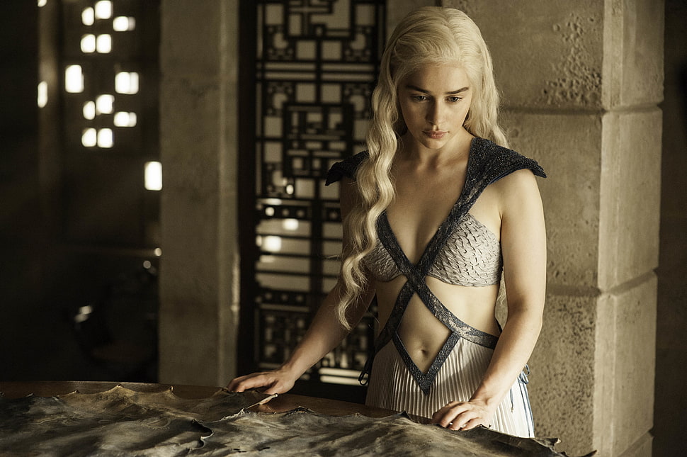 Emilia Clarke from Game of thrones HD wallpaper
