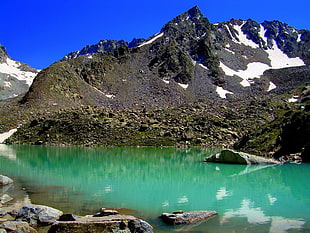 green lake near mountains