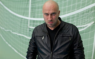man wearing black zip-up jacket HD wallpaper