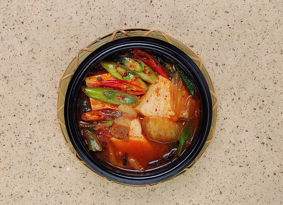 ramen in round black bowl HD wallpaper
