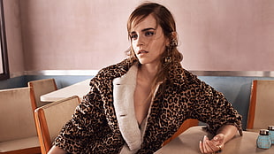 Emma Watson wearing black and brown leopard print button-up 3/4-sleeved shirt HD wallpaper