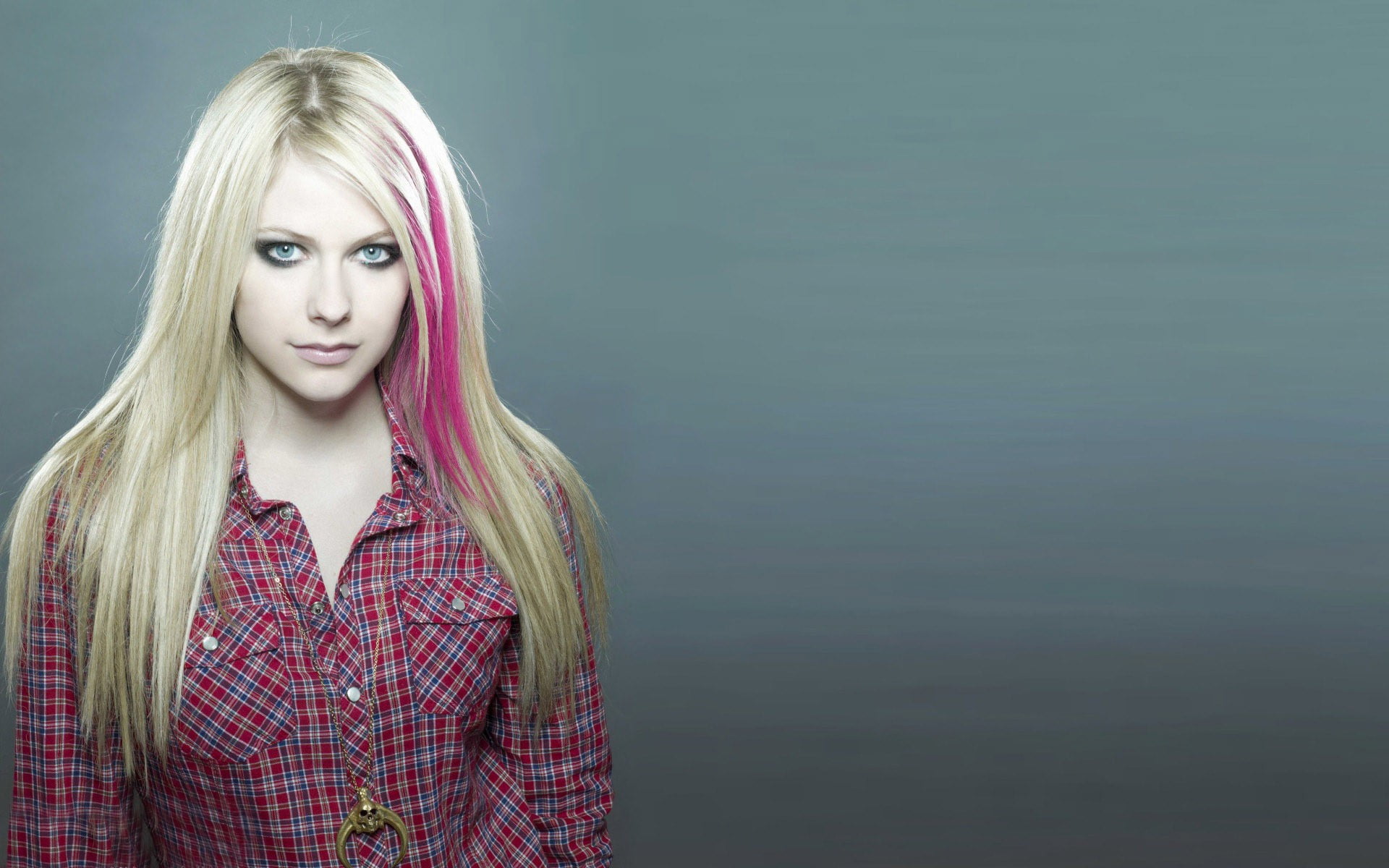 8. Avril Lavigne - wide 4