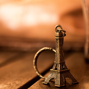 close-up photography of brass Paris Eiffel Tower keychain