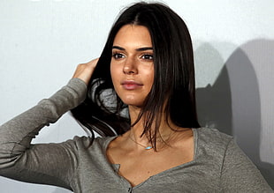 Kendall Jenner wearing gray sweatshirt HD wallpaper
