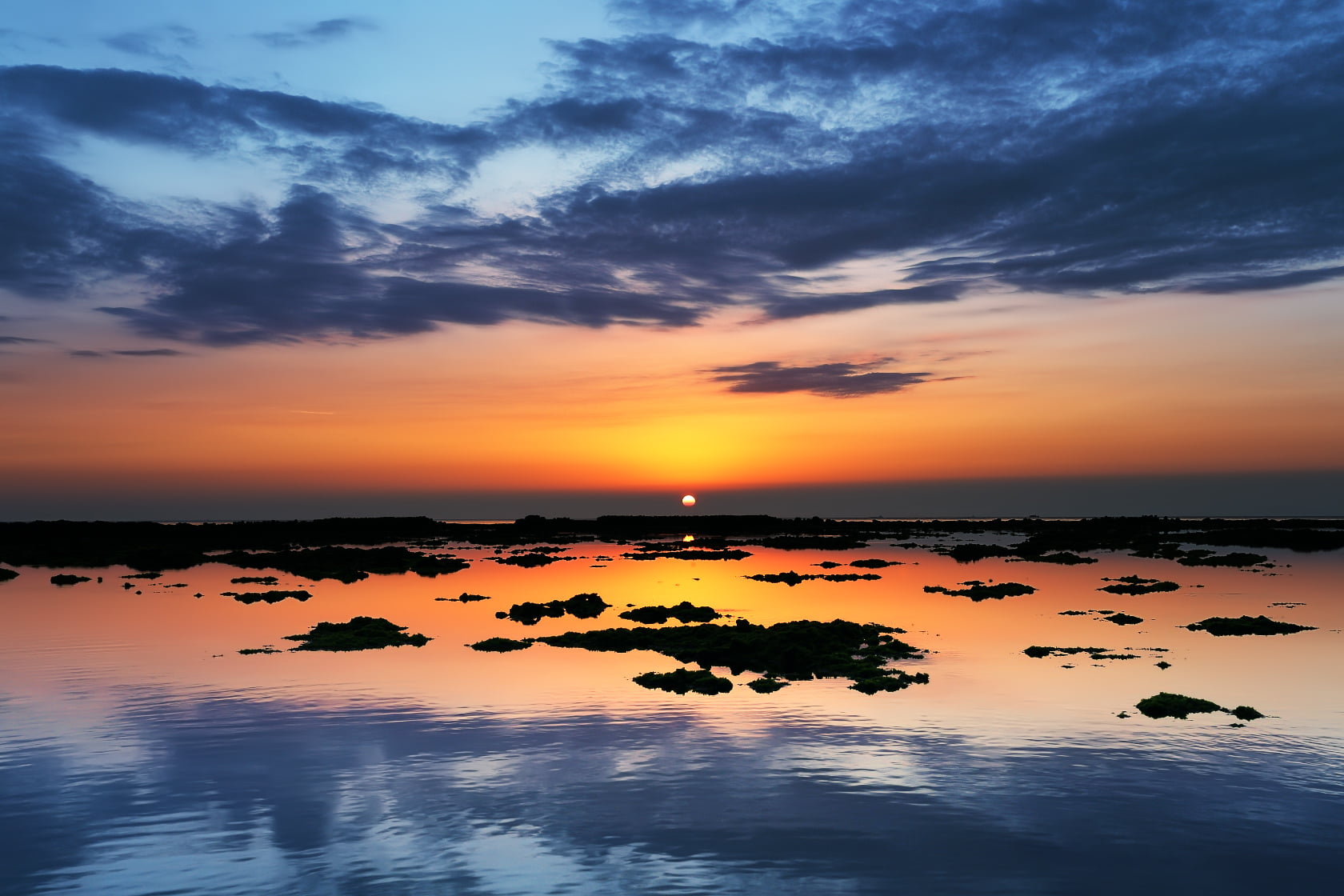 silhouette of thousand islands during sunset