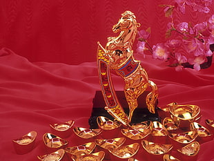 gold-colored Horse table decor HD wallpaper