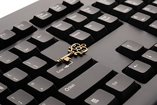 key shaped pendant on black computer keyboard HD wallpaper