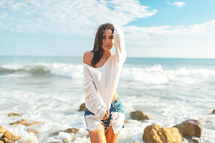 women's white long-sleeved top, women, brunette, women outdoors, beach HD wallpaper