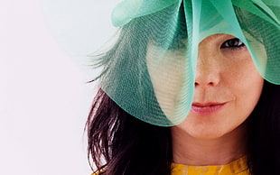 woman wearing green fascinator HD wallpaper