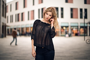 woman wearing black 3/4-sleeved top
