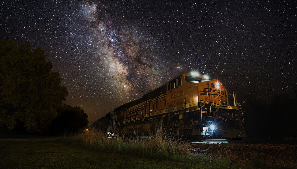 yellow train, train, night, lights, Milky Way HD wallpaper