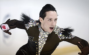 portrait photo of male figure skater wearing black long-sleeved shirt HD wallpaper