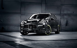 black 5-door hatchback HD wallpaper