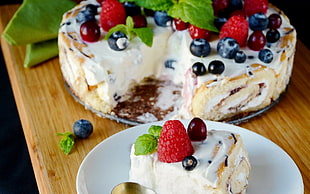 raspberry and blueberry cake, food, lunch, closeup, cake HD wallpaper
