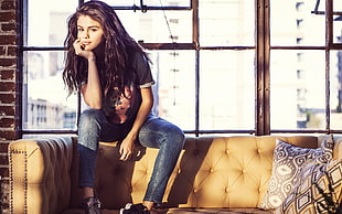 Selena Gomez sitting on couch HD wallpaper