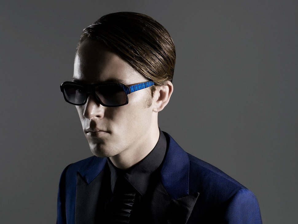 man wearing black and blue framed sunglasses and suit HD wallpaper