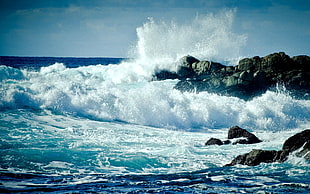 sea waves and smash on the gray rock photo in daytime HD wallpaper