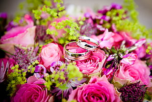 silver wedding band with pink rose flowers