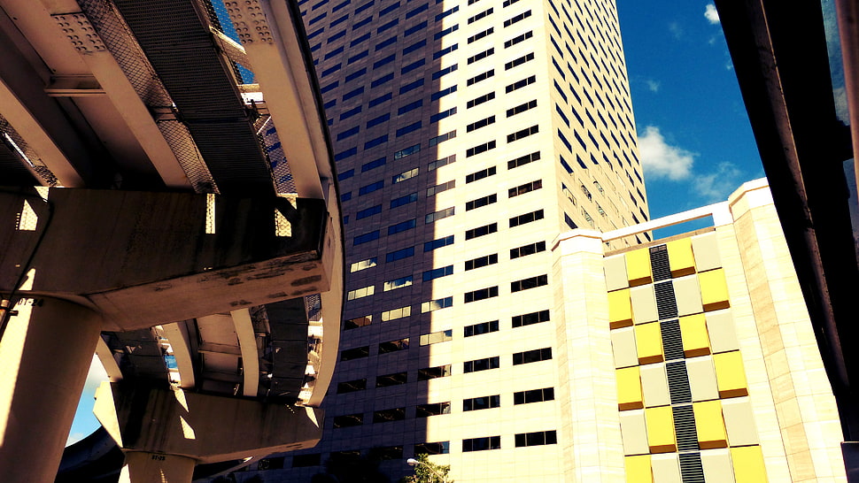 white and yellow painted building, Miami, building, window HD wallpaper