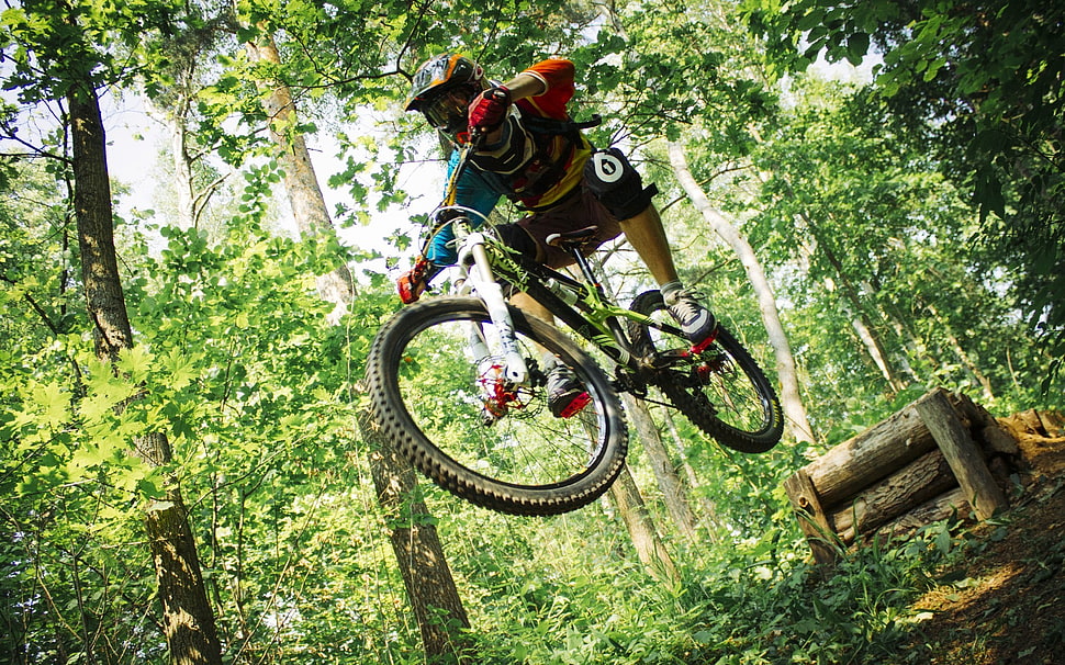 black and green hard-tail mountain bike, Downhill mountain biking, mountain bikes, helmet, sport  HD wallpaper