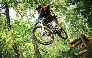 black and green hard-tail mountain bike, Downhill mountain biking, mountain bikes, helmet, sport 