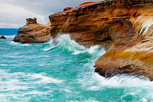 waves splashing on rock cliff HD wallpaper