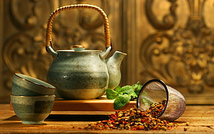 closeup photography of gray teapot beside cups