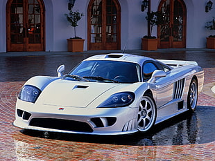 silver McLaren F1 parked near building during day time HD wallpaper