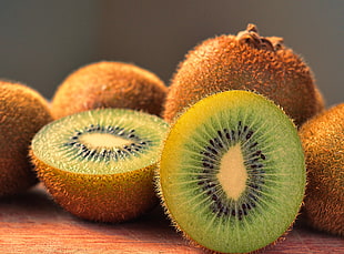 slice kiwi fruits