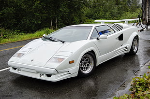 white Lamborghini Countach coupe