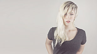 women's gray scoop-neck t-shirt, Devon Jade, women, blonde, model