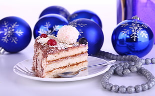 3 layered cake with strawberry HD wallpaper