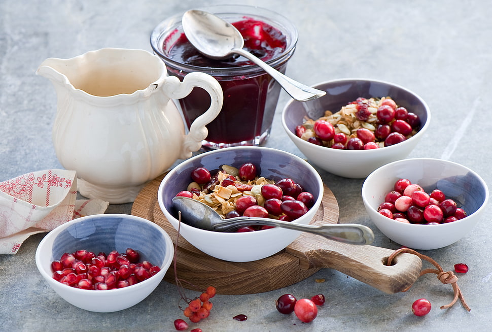 grapes in ceramic bowls HD wallpaper