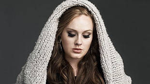 woman wearing white textile