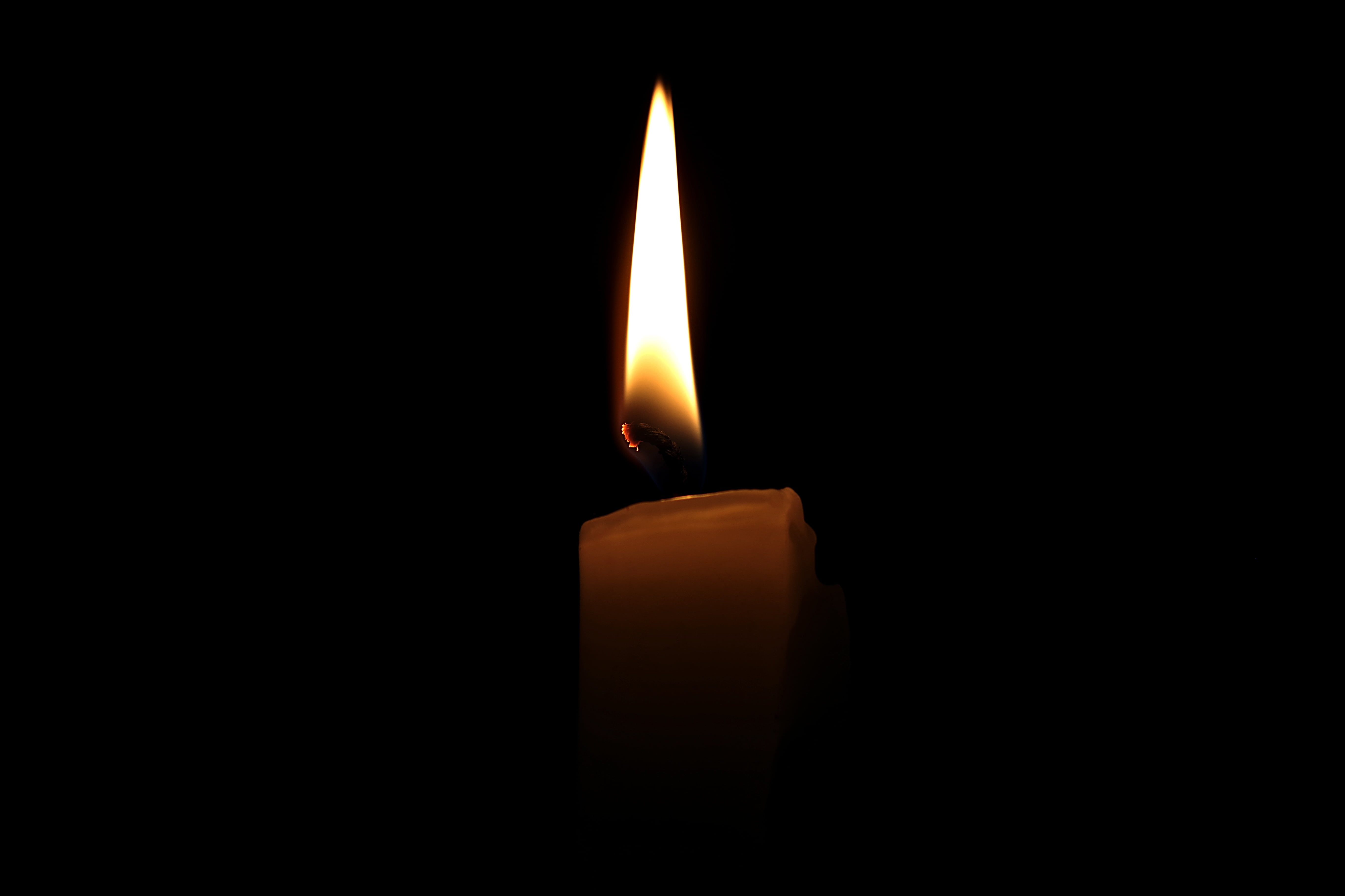 Траурная мелодия. Свеча скорби. Свеча памяти. Свеча на черном фоне. Траурная свеча.