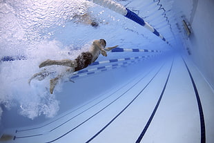 photo of man on swimming field HD wallpaper