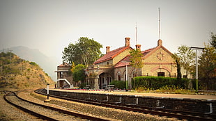 brown and white concrete house, train, train station, Pakistan, railway HD wallpaper