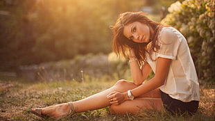 woman sitting on grass field HD wallpaper
