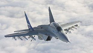 fighter jet on flight during daytime