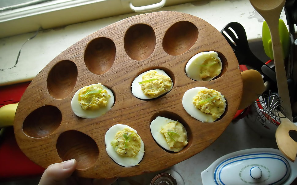 egg dish on the brown wooden egg rack HD wallpaper