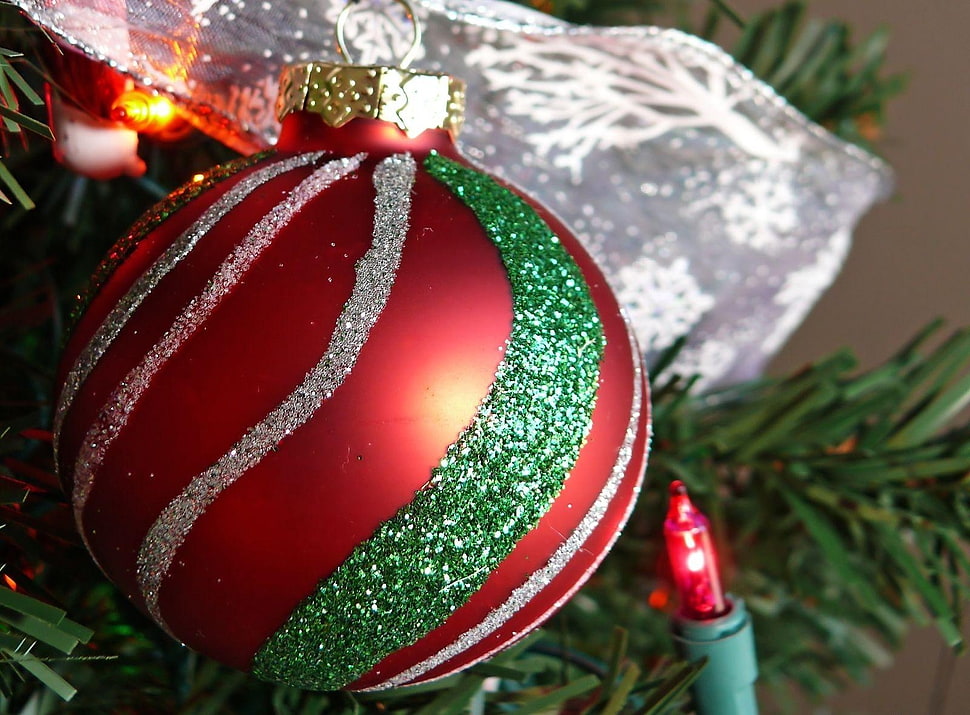 red and green Christmas bauble HD wallpaper
