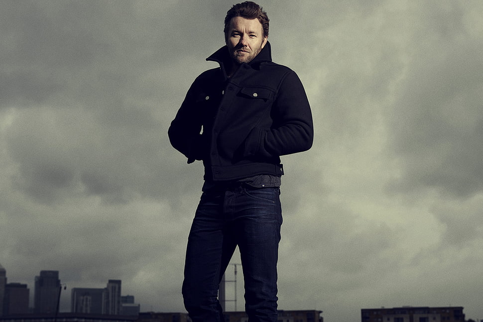 man wearing black jacket and black pants HD wallpaper