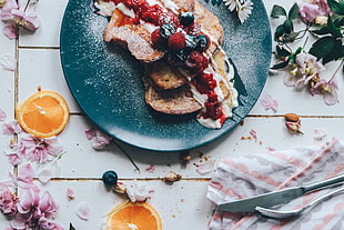 French toast with rapsberry and blueberry toppings HD wallpaper