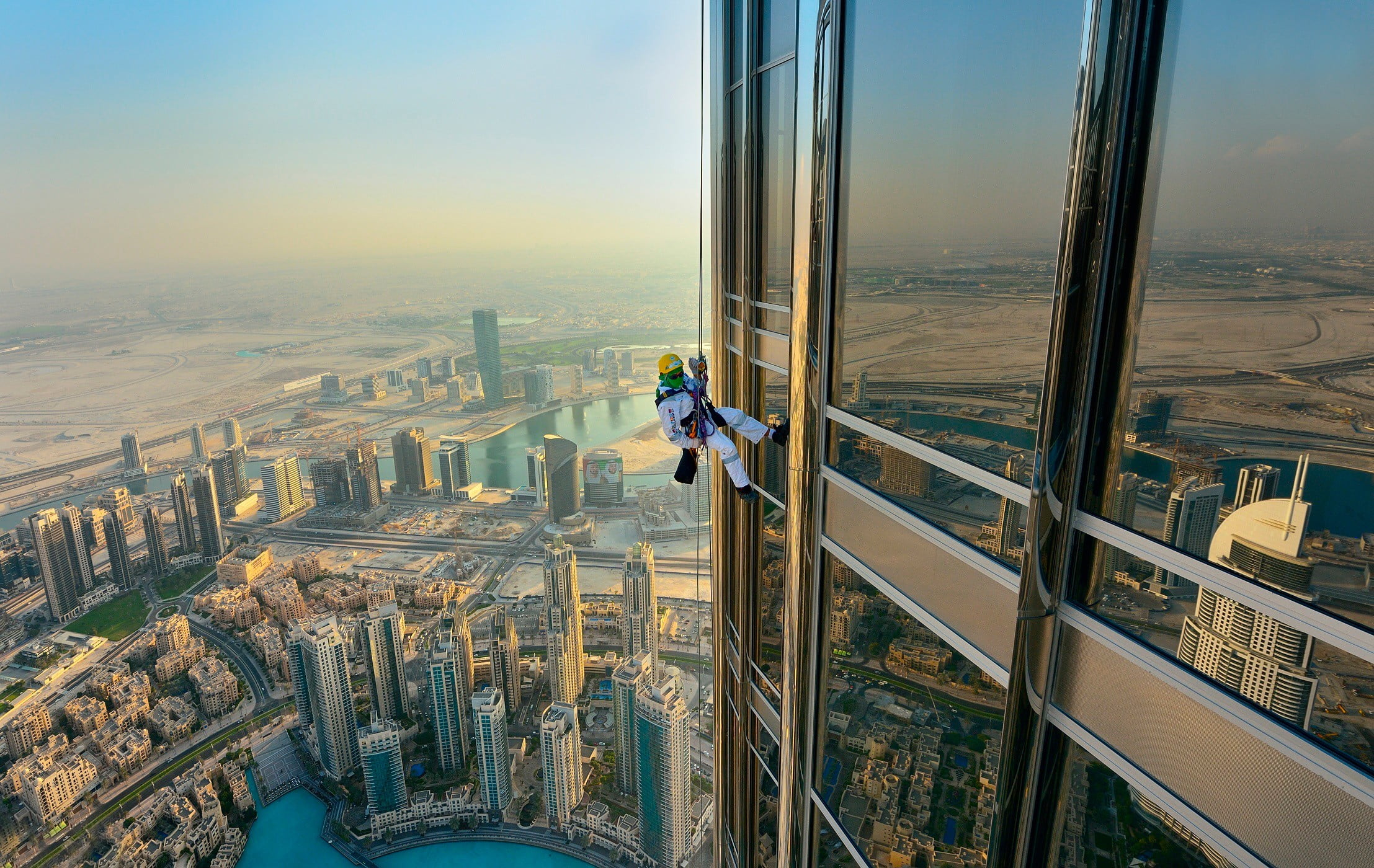 Между небоскребов. Смотровая площадка Бурдж Халифа. Дубай стеклянный пол Бурдж-Халифа. Дубай Бурдж Халифа смотровая площадка. Бурдж Халифа 124 этаж.