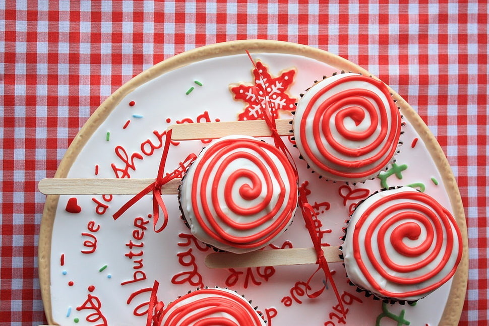 three cupcakes with swirls HD wallpaper