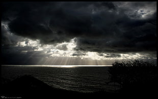gray cloudy sky, clouds, sea, sun rays HD wallpaper